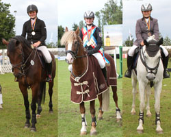 Medaillengewinner der Junioren-Springreiter: v.l. Justine Reemtsma, Lara Bergmann, Sarah Krüger.